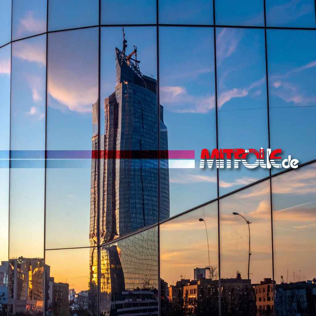 Extreme Nahaufnahme einer einzelnen verspiegelten Glasscheibe, Spiegelfolie reflektiert Stadtgebäude und Himmel, abstrakte Reflexionen auf einer einzelnen Scheibe